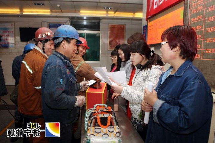 阳城煤电团委组织开展“学雷锋”活动