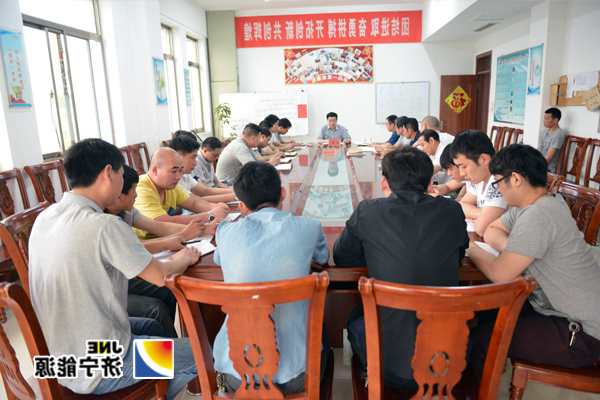 霄云煤矿：矿长参加采煤区队“煤价再降50元，我们怎么办？”大讨论活动