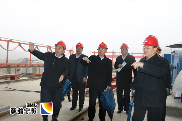 梁山县委书记贾治阜冒雨视察梁山物流项目施工现场