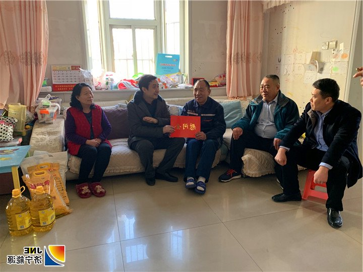 1548746509972174.jpg 2019-1-27董事长慰问困难职工.jpg