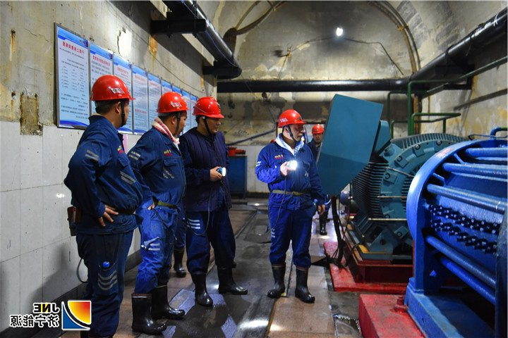 1551239213125781.jpg 2019年2月25日,集团公司总经理张广宇来矿检查指导矿井复产工作(2摄影:范栋).jpg