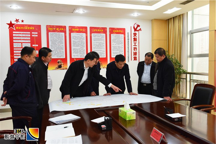 1551239224389738.jpg 2019年2月25日,集团公司总经理张广宇来矿检查指导矿井复产工作(摄影:范栋).jpg