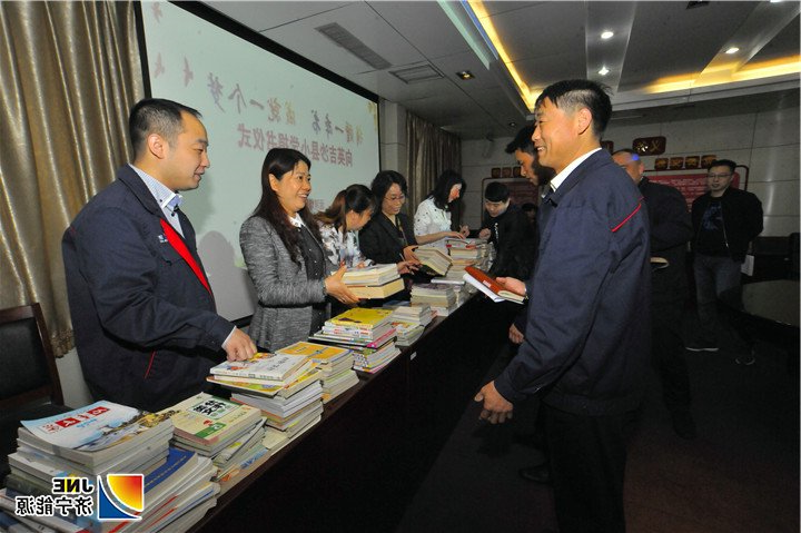 2019年5月6日，运河煤矿组织开展献爱心捐书活动(张弘 徐秀娇）.jpg