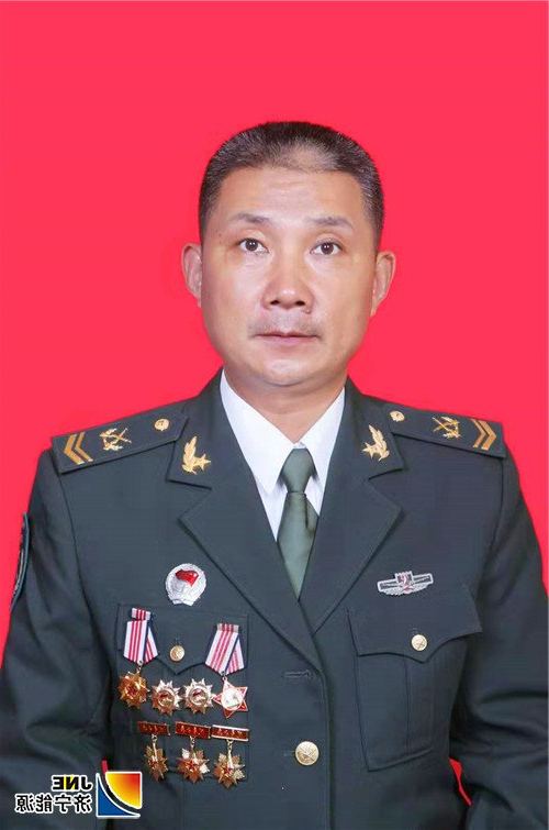 1567042358112416.jpg 《安居煤矿稿件:【发现榜样】从钢铁卫士到“铁面包公”(桂镇)》1.jpg