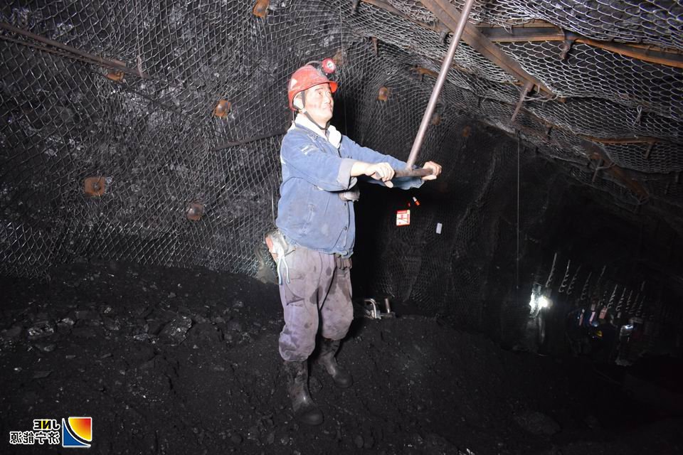 1572937349101950.jpg 2019年11月2日,记集团公司2019年度职工技能大赛综掘机状元 陈井雷(运河煤矿 韩孝义).jpg