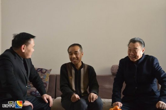 市国资委调研员张如勇走访慰问集团困难党员