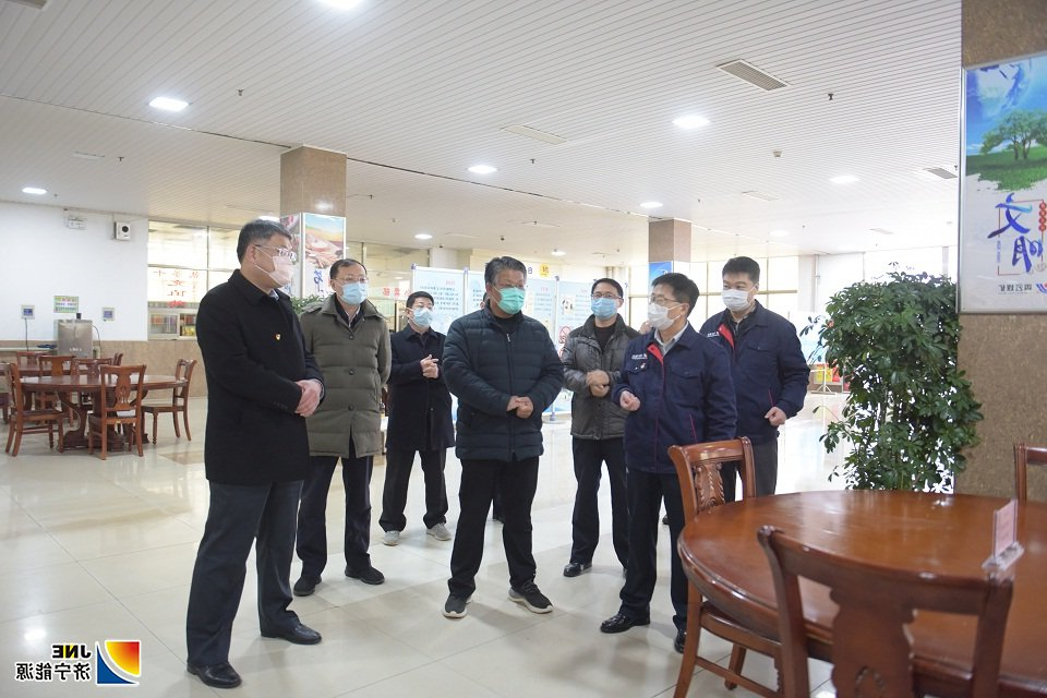 1582900168738998.jpg 2020年2月28日,市人大副主任张玉华到霄云煤矿食堂查看防疫防控工作(摄影:范栋).jpg