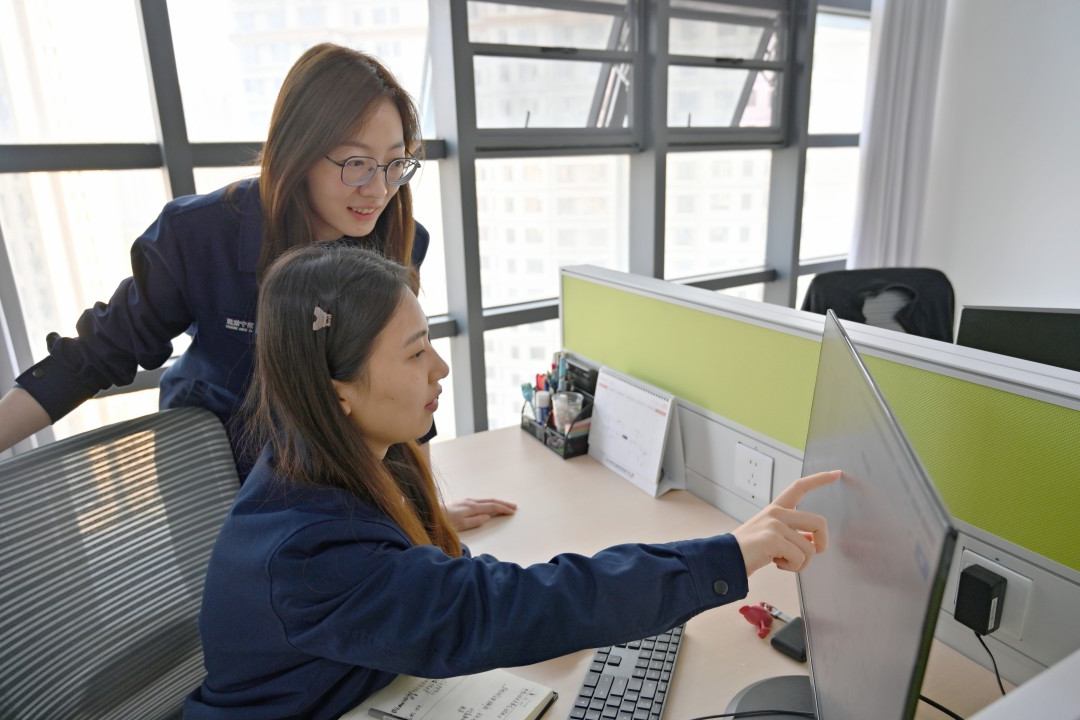 1702455353127442.jpg 张旭、任凭讨论业务-网站.jpg