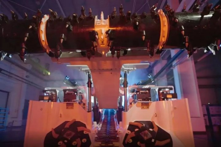 快掘机组稳定发力，朱家峁煤矿半煤岩巷道月进尺突破900米