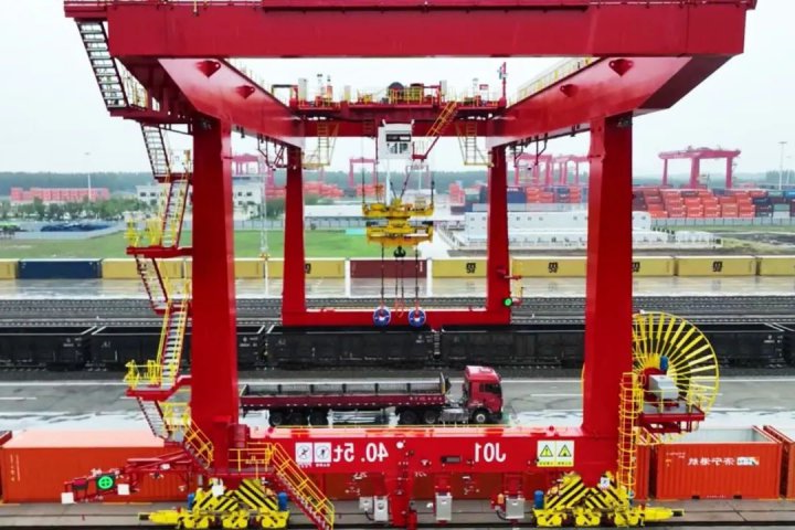 龙拱港铁路专用线首次运输钢卷业务