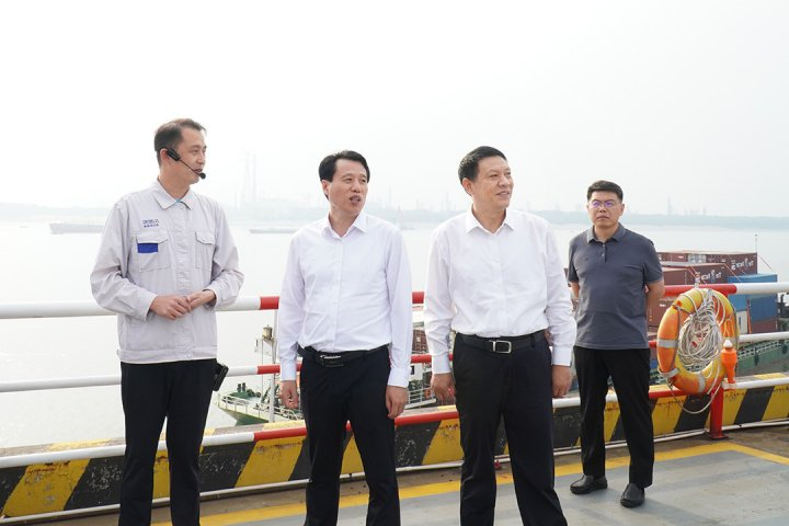 张广宇陪同市领导到阳逻港、武汉理工大学走访交流