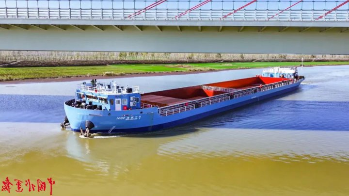 中国水运报丨京杭运河最大尺寸新能源智能商品运输船试航成功