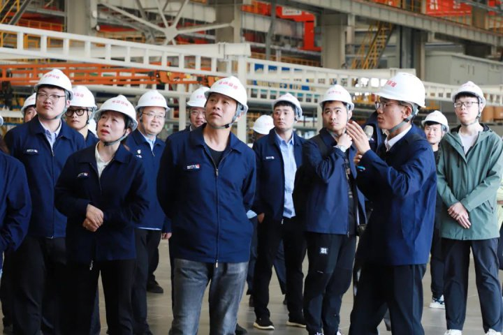 36名煤矿职工代表走进新能船业，感受“数智化”造船魅力