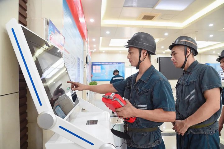 效果真不错！霄云煤矿引进最新一代自救器实操装备