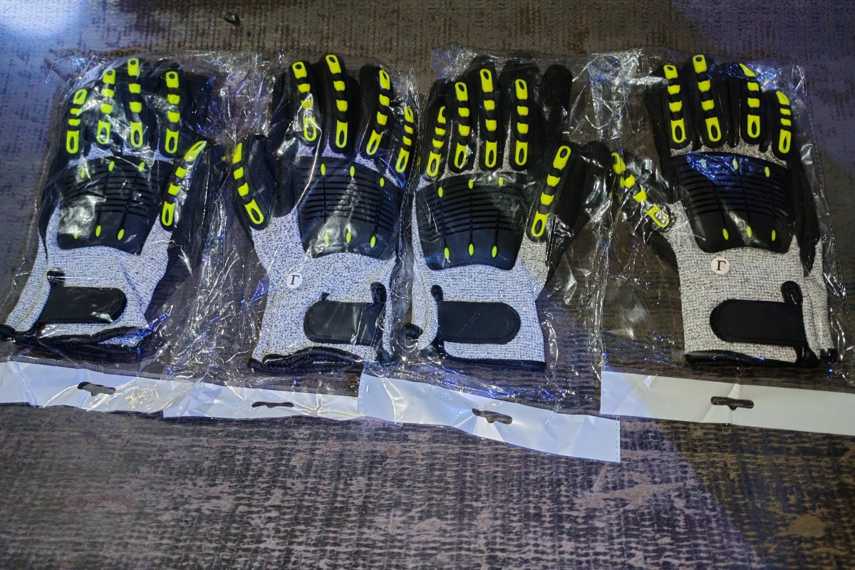 1758340843380874.jpg 防砸手套.jpg