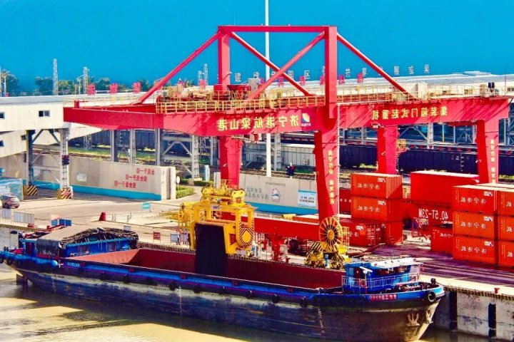 4分37秒！梁山港启用新型翻箱吊具