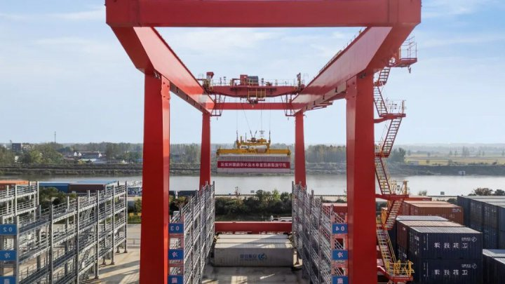 济宁能源集团首单水运冷柜顺利发运