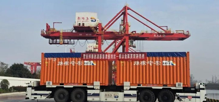 龙拱港成功开拓光伏玻璃集装箱回程业务