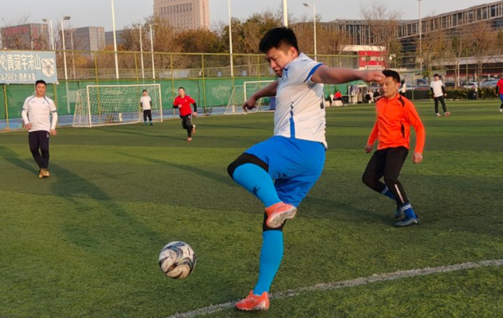 绿茵凝合力！济宁能源集团与高新区足球队举行友谊赛