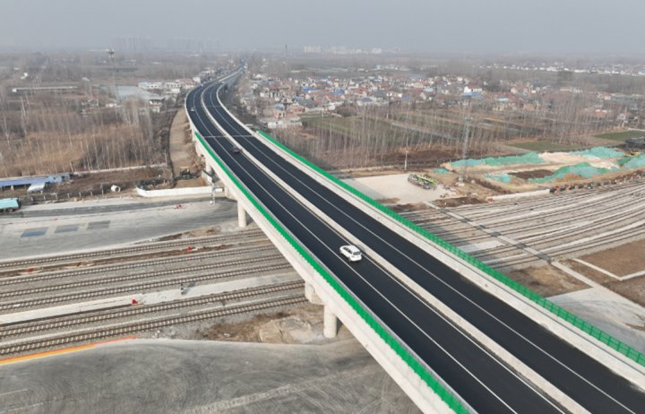 龙拱港铁路专用线分离立交桥正式通车