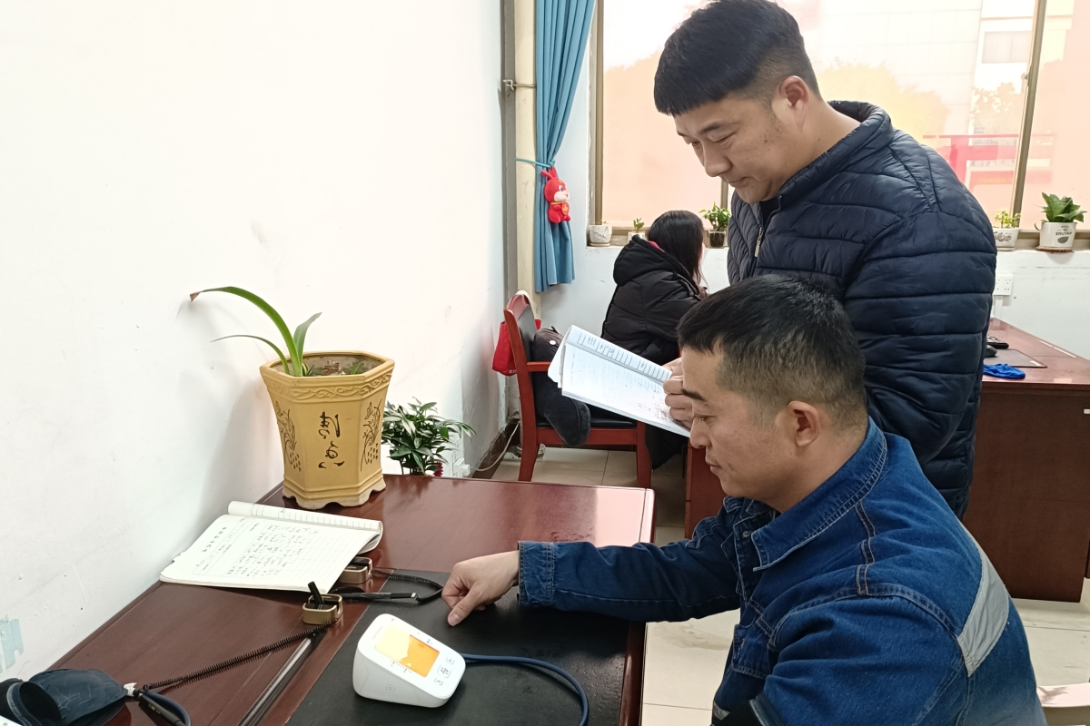 机选工区岗前血压测量.jpg